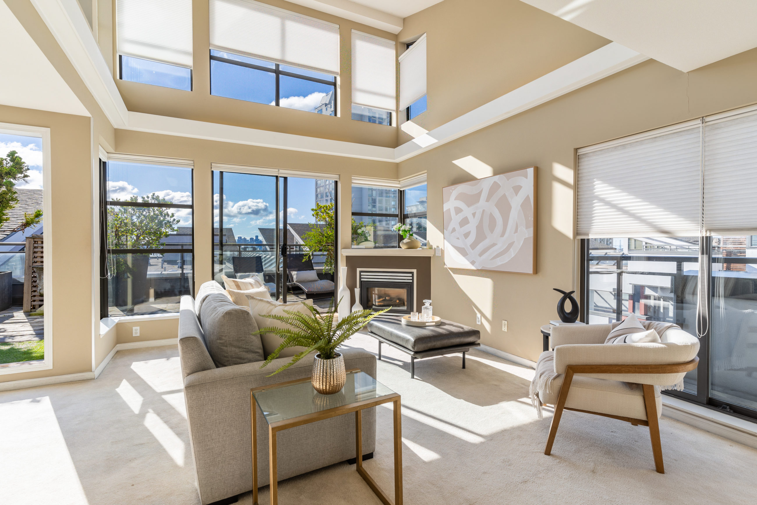 LOWER LONSDALE - PENTHOUSE