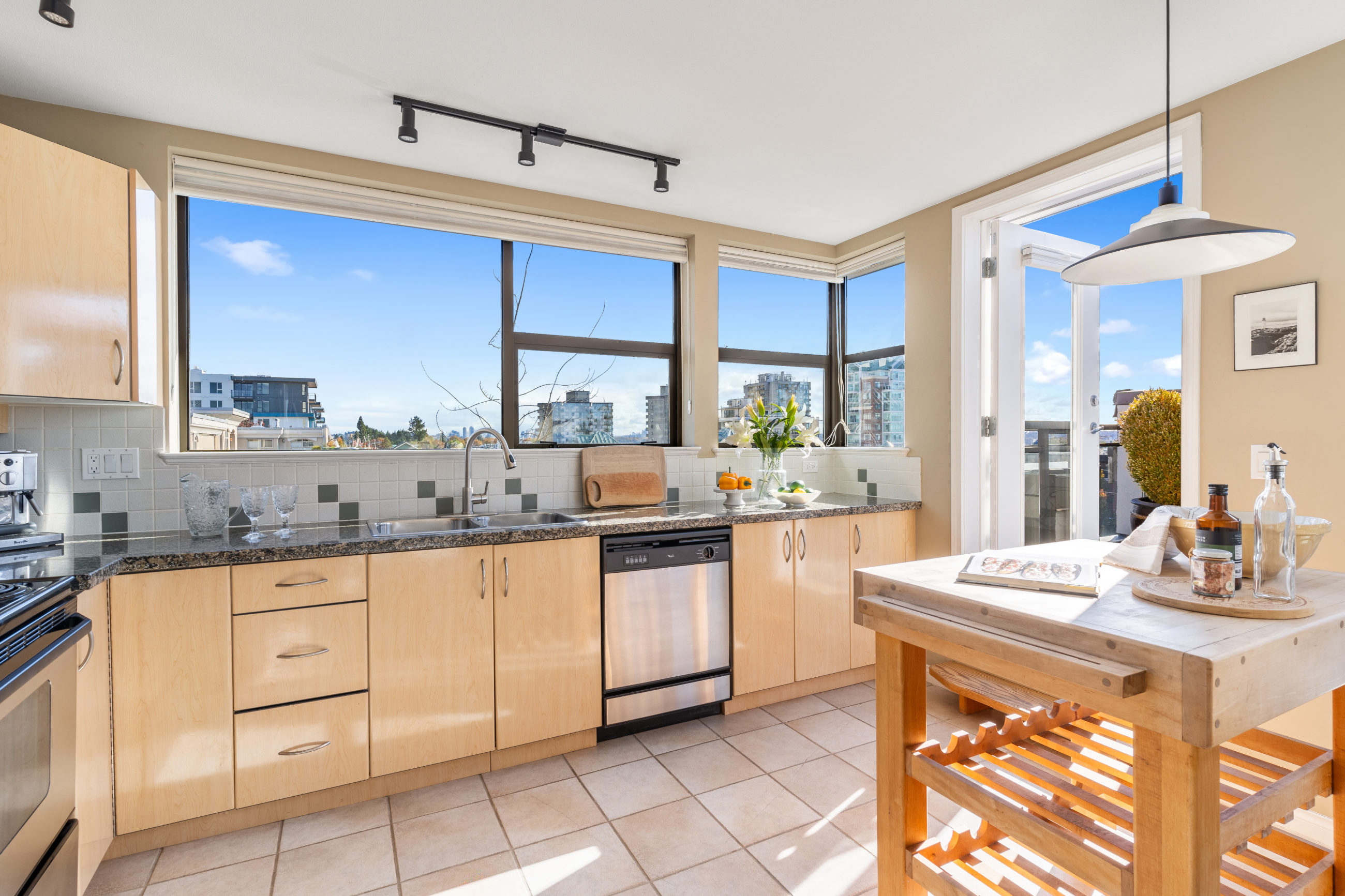 LOWER LONSDALE - PENTHOUSE