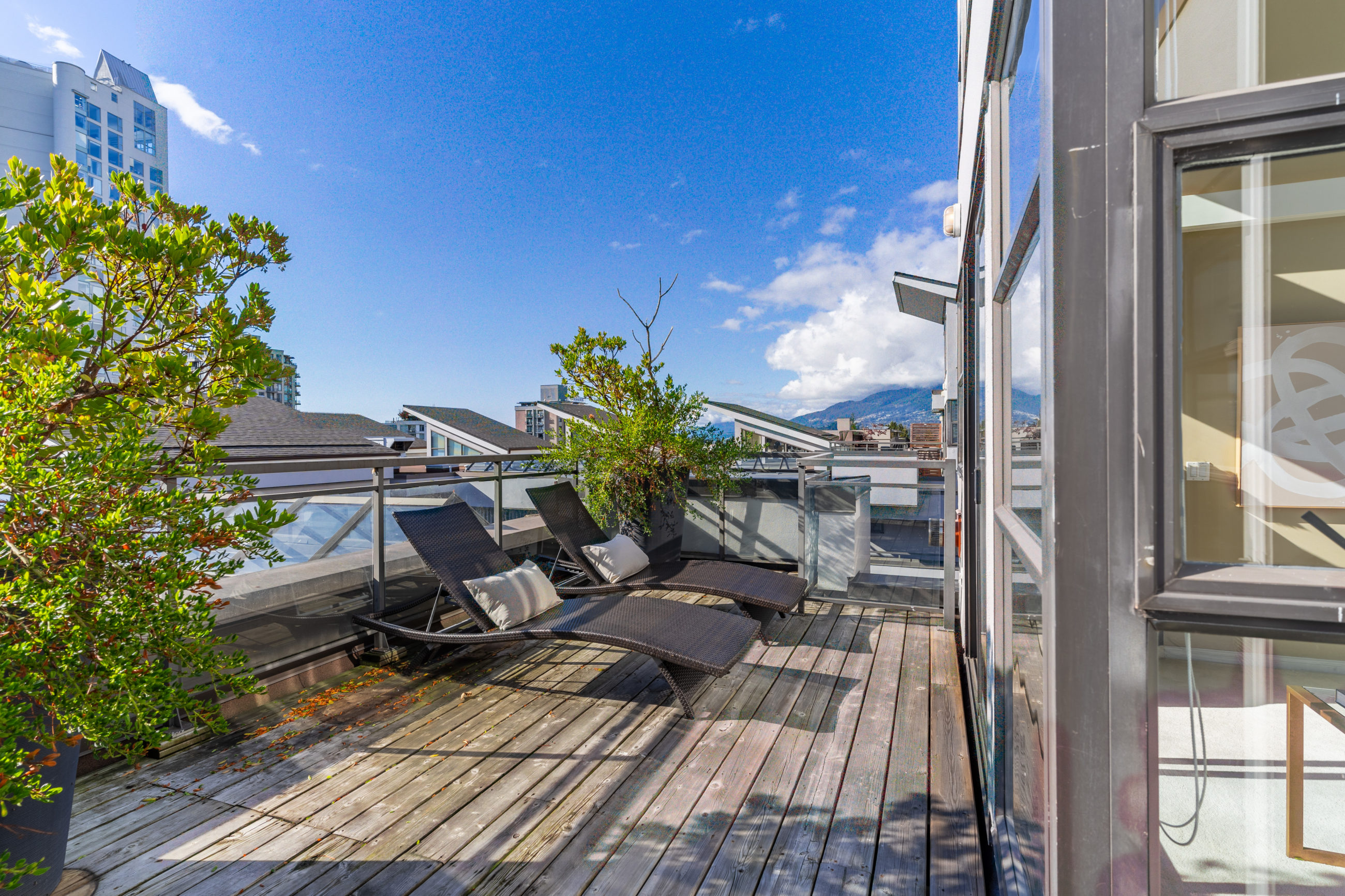 LOWER LONSDALE - PENTHOUSE