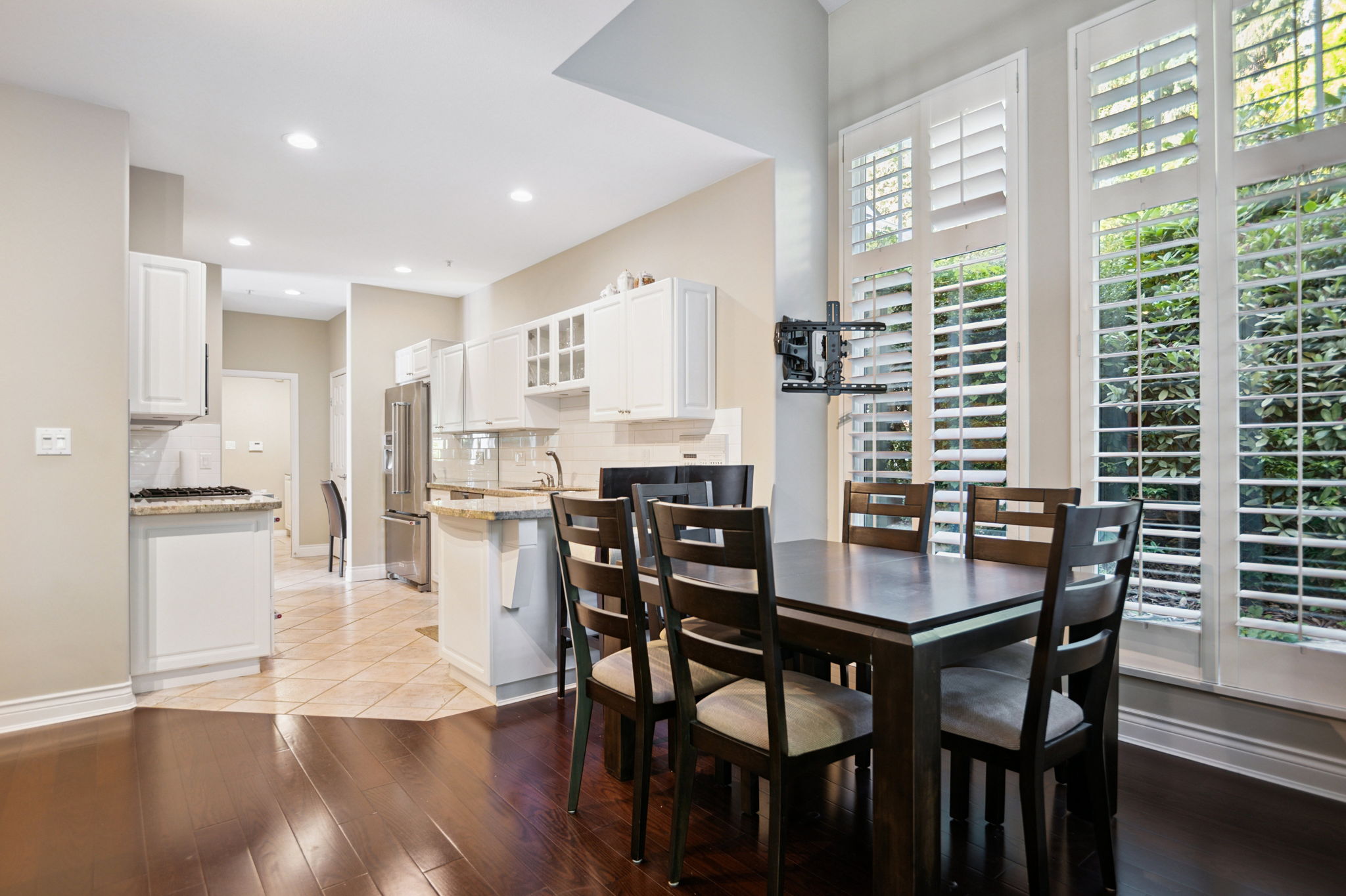 BEAUTIFULLY APPOINTED WEST VANCOUVER TOWNHOUSE