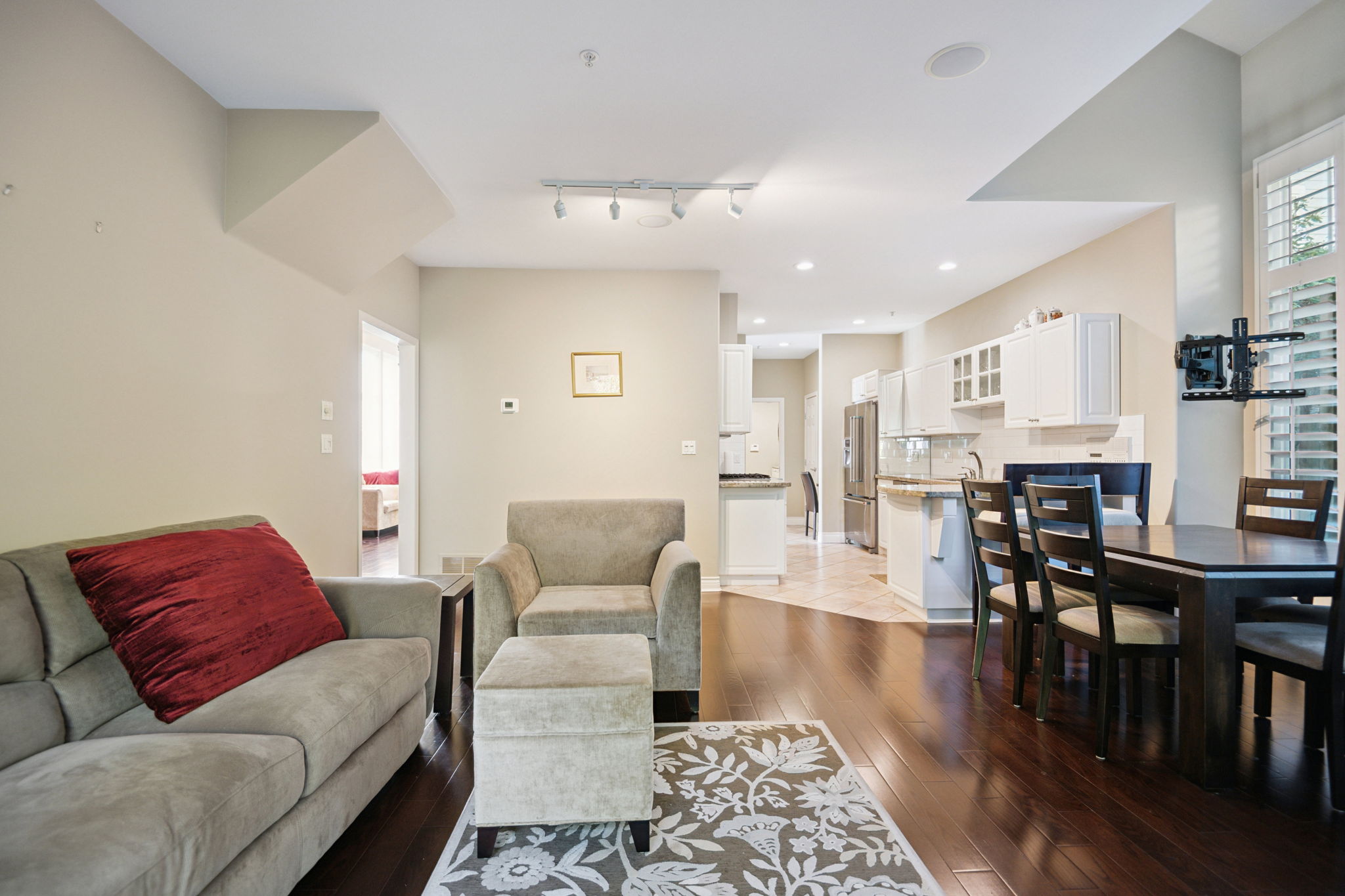 BEAUTIFULLY APPOINTED WEST VANCOUVER TOWNHOUSE