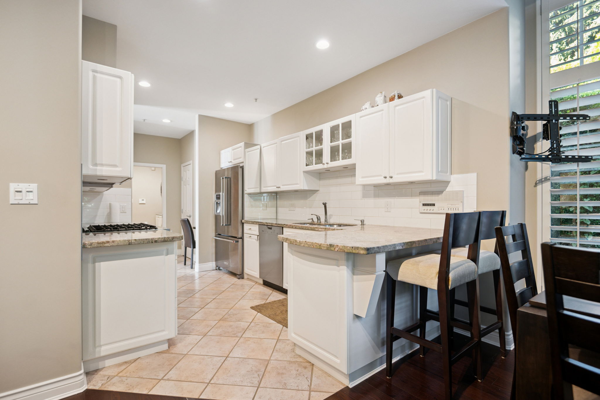 BEAUTIFULLY APPOINTED WEST VANCOUVER TOWNHOUSE