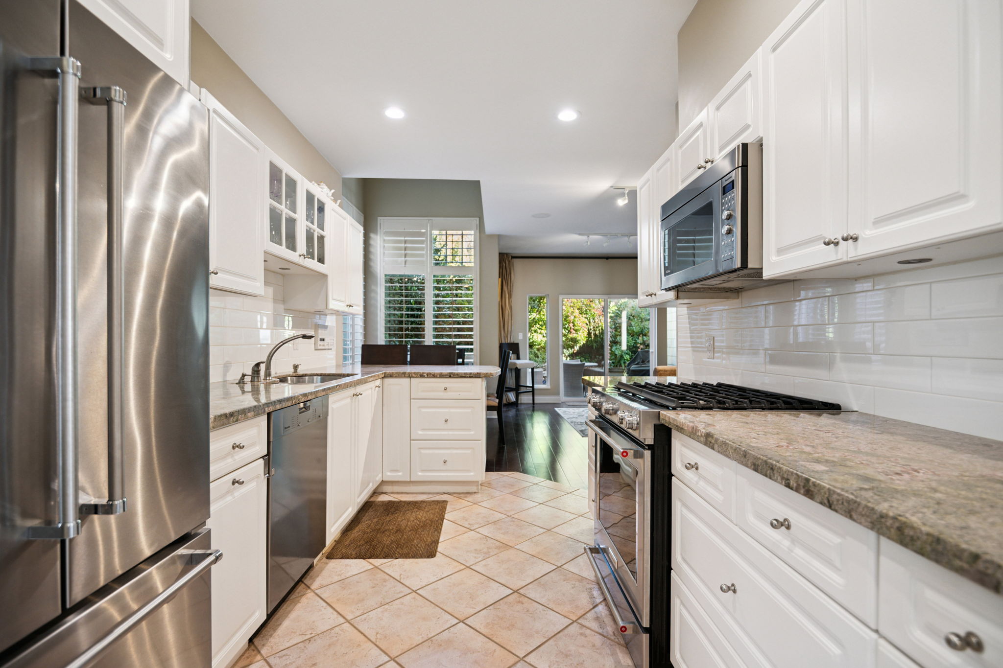 BEAUTIFULLY APPOINTED WEST VANCOUVER TOWNHOUSE