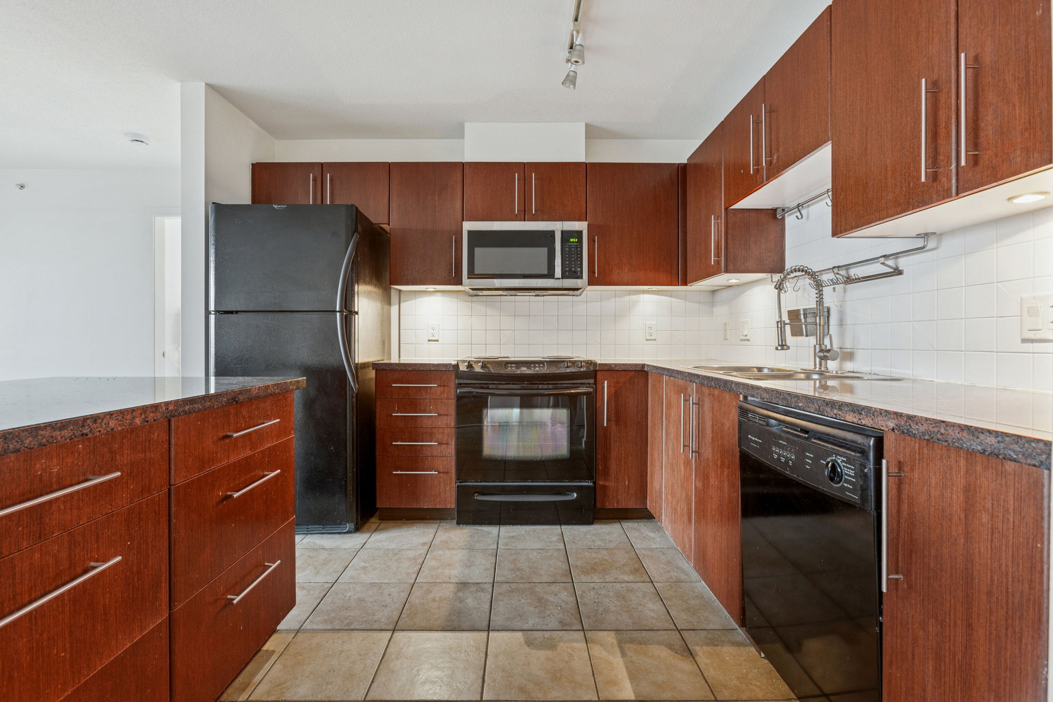 BIG BRIGHT BRENTWOOD CONDO