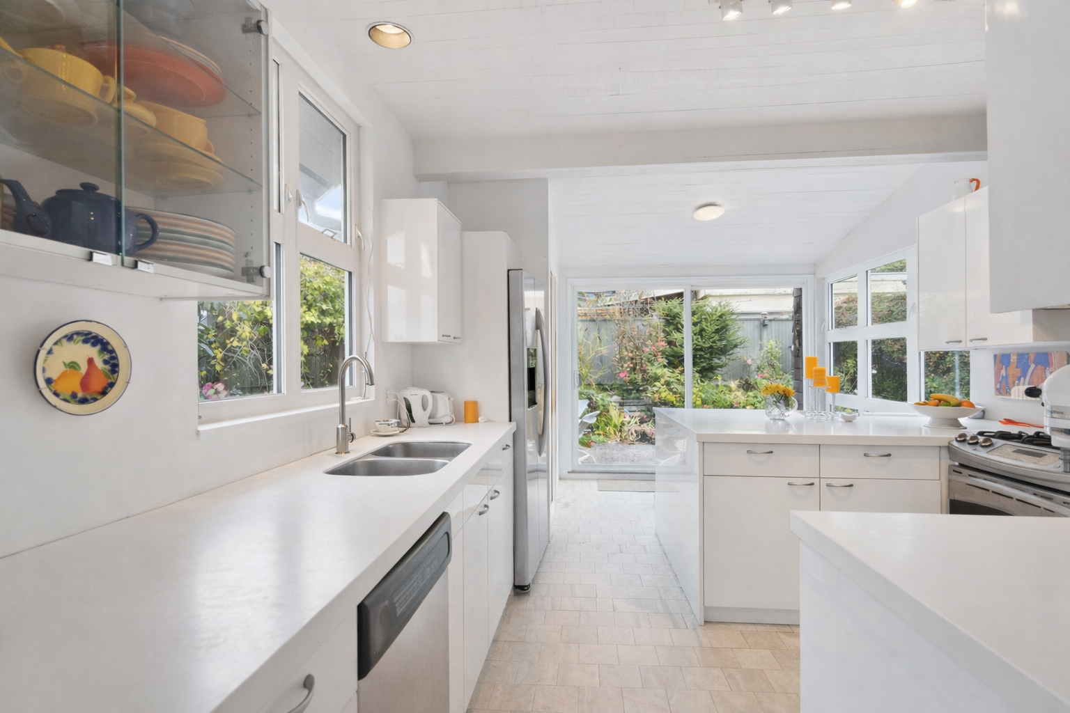 CLASSY COTTAGE X ARTSY MODERN