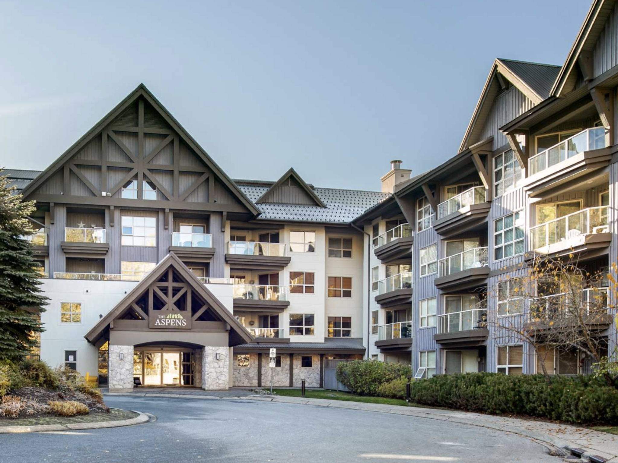 SKI IN / OUT WHISTLER CONDO